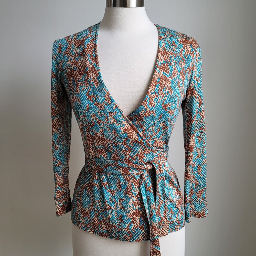 Diane Von Furstenberg 90s Vintage 100% Silk 3/4 Sleeve Blue Brown Wrap Top Sz 2